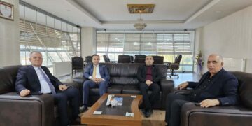 Ziraat Bankası Van Bölge Başkanı Nihat YILDIRIM ve Ağrı Şube Müdürü Hakan ORUÇ’tan Ağrı Ticaret ve Sanayi Odası Yönetim Kurulu Başkanı Saim ALPASLAN’a Ziyaret